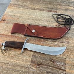 Dague de chasse courb&eacute;e avec &eacute;tui en cuir