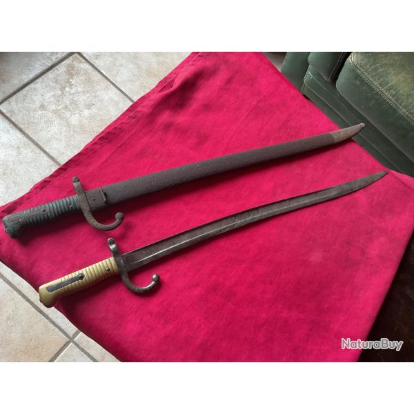 Lot de deux ba�onnettes chassepot, pas de prix de r�serve