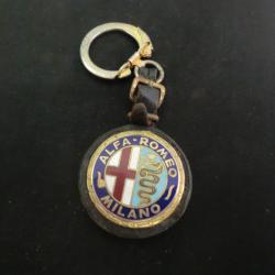 ancien porte cl&eacute; &eacute;maill&eacute;e sur cuir  alfa romeo milano