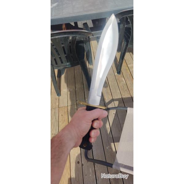 Couteau de chasse tout terrains lame inoxidable  fiable et robuste 1� sans r�serve !!