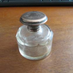 Flacon en cristal taill&eacute; et m&eacute;tal argent&eacute; 1900