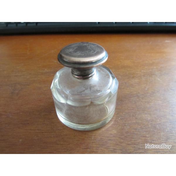 Flacon en cristal taill� et m�tal argent� 1900