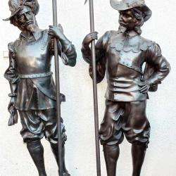PAIRE DE GRANDS SOLDATS EN BRONZE DE TAILLE HUMAINE MOUSQUETAIRES CAVALIERS STYLE RENAISSANCE XX&egrave;
