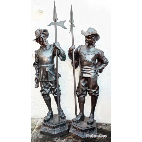 PAIRE DE GRANDS SOLDATS EN BRONZE DE TAILLE HUMAINE MOUSQUETAIRES CAVALIERS STYLE RENAISSANCE XX�