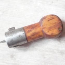 Tournevis Vetterli avec manche servant de poign&eacute;e &agrave; la baguette &eacute;galement. R&eacute;glementaire Suisse