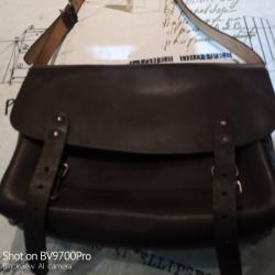 Sacoche   tous usages en cuir...