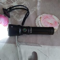 TORCHE  TACTIQUE   MARQUE KLARUS PUISSANTE AVEC BATTERIE LONGUE DUREE