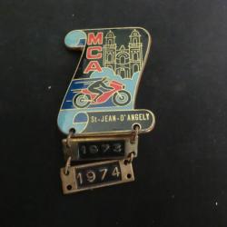 insigne broche &eacute;mail  M.C.A st jean d'angely 1973 / 74