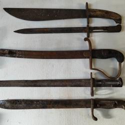 Lot de 3 ba&iuml;onnettes en tr&egrave;s mauvais &eacute;tat, un reste de sabre, une machette et une poign&eacute;e