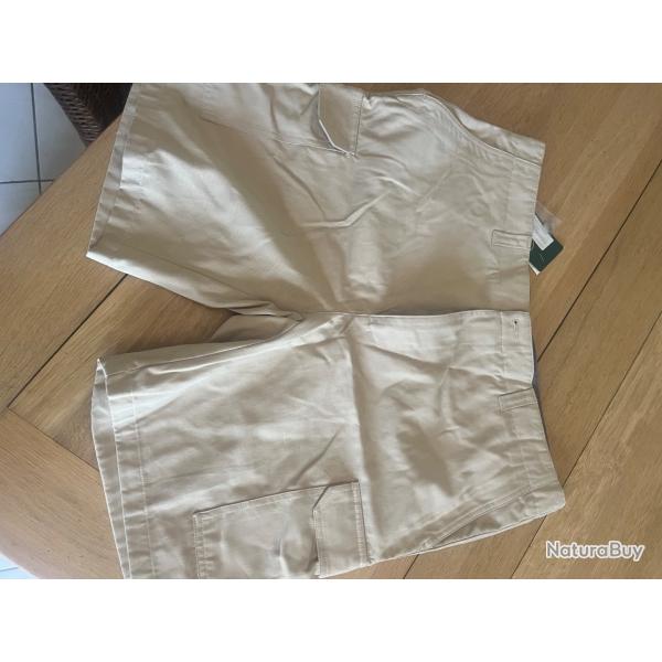 Bermuda avec poche sur le c�t� beige