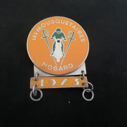 insigne broche &eacute;maill&eacute;e les mousquetaires nogaro  1973