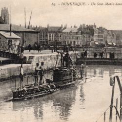 CPA - Marine Militaire - DUNKERQUE- Un Sous - Marin " dans les Ecluse  " -N&deg;7592