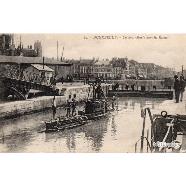 CPA - Marine Militaire - DUNKERQUE- Un Sous - Marin " dans les Ecluse  " -N�7592