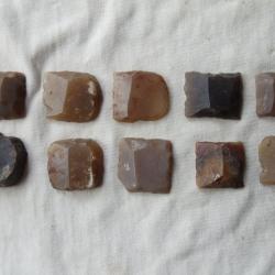 Lot de 5 pierres silex pour pistolet ou fusil &agrave; poudre noire.
