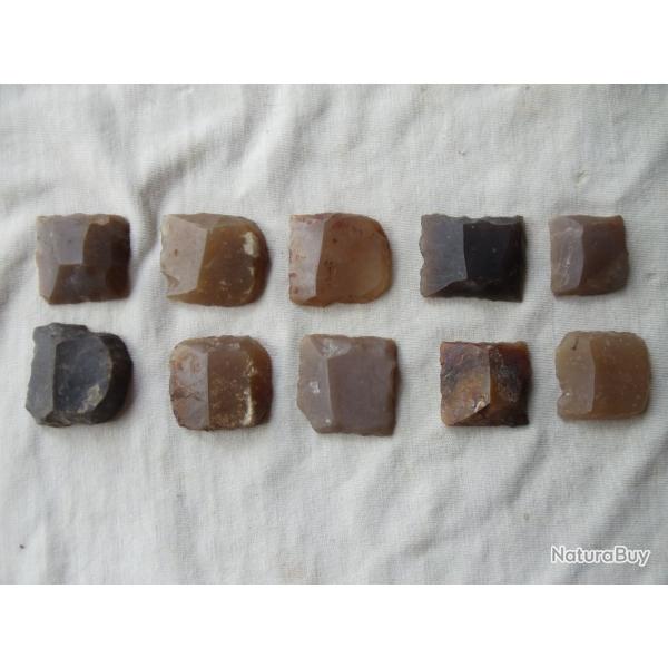 Lot de 5 pierres silex pour pistolet ou fusil � poudre noire.