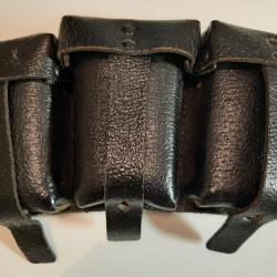 Une cartouchi&egrave;re 98K allemande en cuir noir. Tr&egrave;s bel &eacute;tat. Sans marquage.