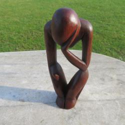 Grande statuette Africaine en bois sculpt&eacute; &agrave; la main ayant pour sujet "Le Penseur"- AFRIQUE (XXe)