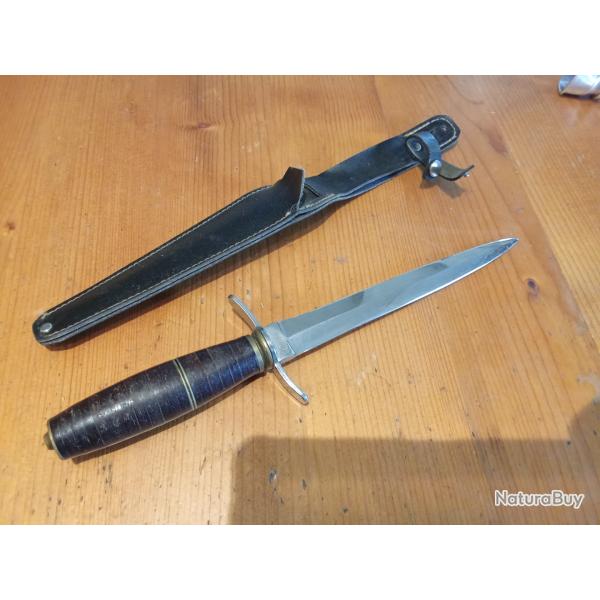 Poignard de combat b�ret rouge