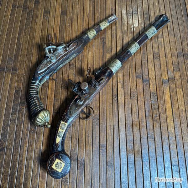 LOT DE DEUX PISTOLETS A SILEX FABRICATION ANCIENNE ORIENTALE