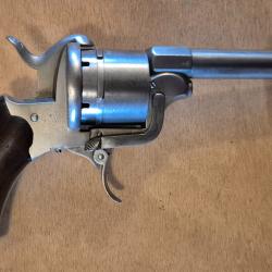 Superbe revolver 9 mm a broche a syst&egrave;me.Fonctionnement ,pr&eacute;sentation, parfaite.Belle fabrication.