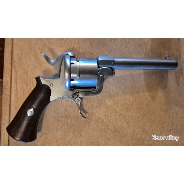 Superbe revolver 9 mm a broche a syst�me.Fonctionnement ,pr�sentation, parfaite.Belle fabrication.