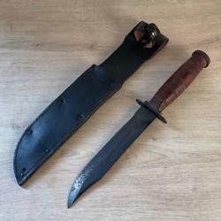 Couteau de combat ancien de type USMC / Ka-Bar, vendu avec son &eacute;tui en cuir.