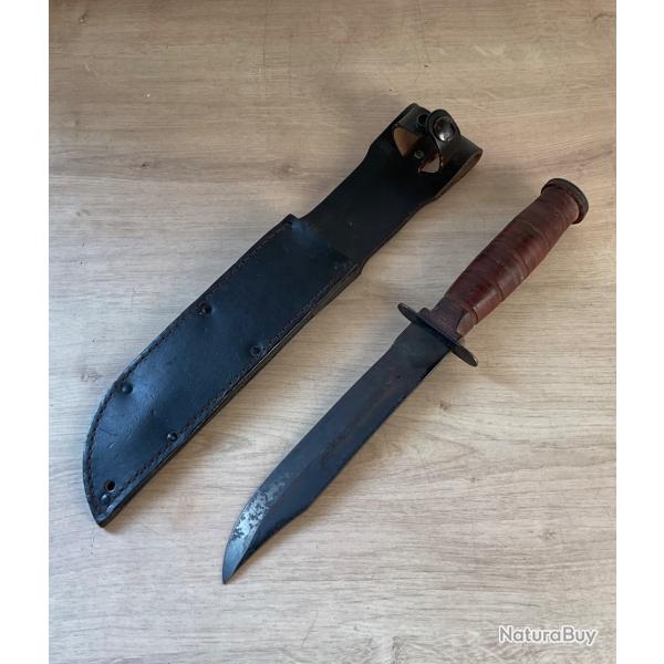 Couteau de combat ancien de type USMC / Ka-Bar, vendu avec son �tui en cuir.