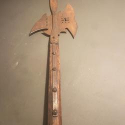 une r&eacute;plique de halebarde ancienne