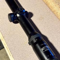 LUNETTE DE BATTUE SCHMIDT ET BENDER 1-4X20 RET 4Ai LUMINEUX AVEC COLLIERS