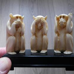 Trois Singes de la Sagesse en os /corne / socle bois "mati&egrave;re finement sculpt&eacute;s +++"