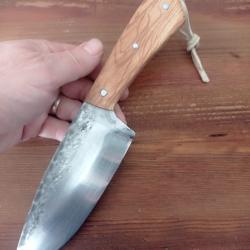 Couteau de chasse forg&eacute; manche en h&ecirc;tre