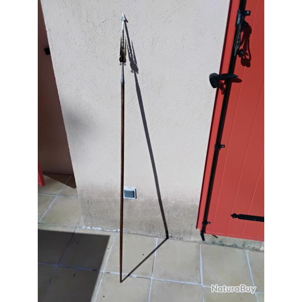 Lance de type orientale � plusieurs pointes