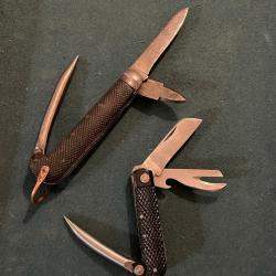 Lot de deux COUTEAUX MULTI-USAGES  ANGLAIS WW2 &agrave; identifier.