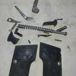 Lot de pi&egrave;ces d&eacute;tach&eacute;es pistolet Browning etienne 1906 type Lepage