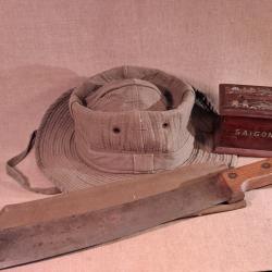 Coupe coupe,chapeau de brousse et souvenir d'indo