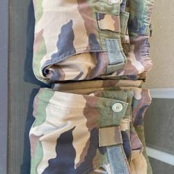Un Lot de 2 pantalons de combat T4 . Taille 43 , longueur 111cm
