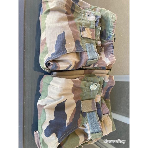 Un Lot de 2 pantalons de combat T4 . Taille 43 , longueur 111cm