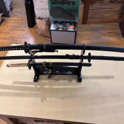 Lot de 3 katanas avec pr&eacute;sentoir