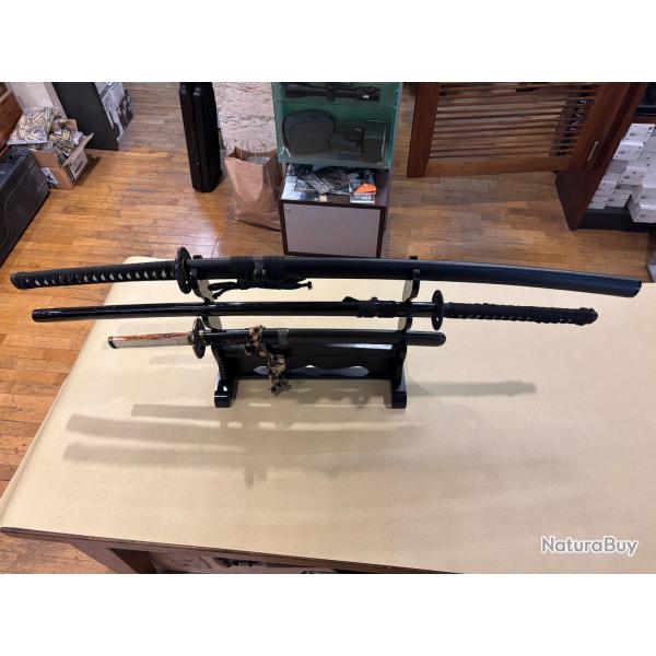 Lot de 3 katanas avec pr�sentoir