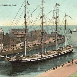 Carte postale de Dieppe - Entr&eacute;e du Port -N&deg;7611