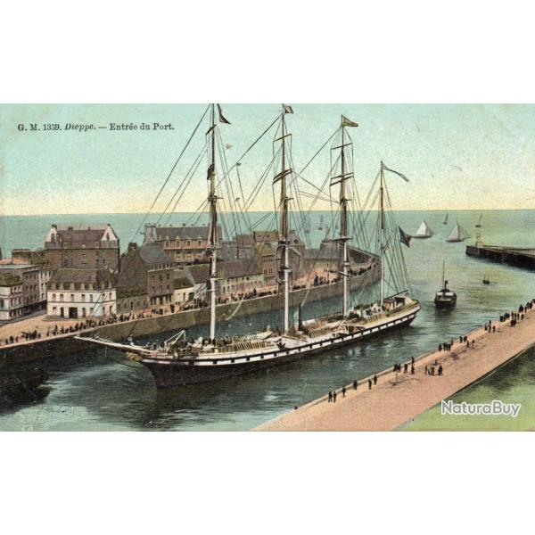 Carte postale de Dieppe - Entr�e du Port -N�7611