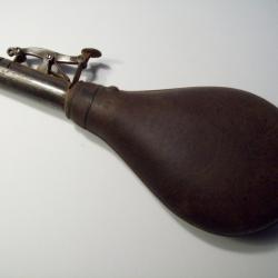 poire a plomb ancienne en cuir rigide bec verseur acier a bascule
