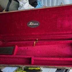 Superbe malette de luxe Chapuis pour fusil de chasse. Bel &eacute;tat.  Manque les sangles.