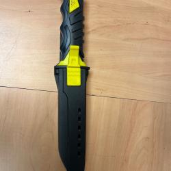 Couteau pour traqueur avec fourreau rigide.