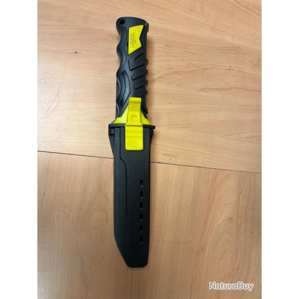 Couteau pour traqueur avec fourreau rigide.