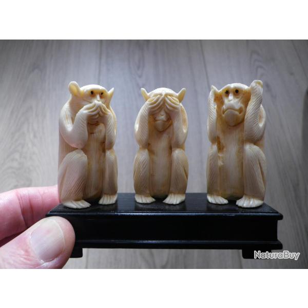 3 Singes de la Sagesse en os ou corne ?? et socle bois "mati�re tr�s finement sculpt�s ++"