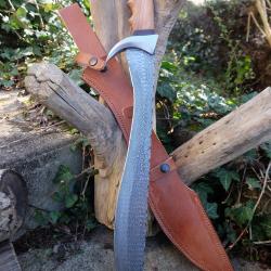 Ep&eacute;e De Barbare Lame Damas 512 Couches Forg&eacute;e Manche Bois Etui Cuir Fabrication Artisanale
