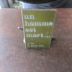 Plaque impression publicitaire film Un homme est mort 1972