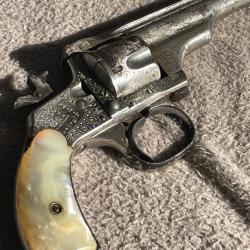 Revolver &laquo;&nbsp;Merwin Hulbert&nbsp;&raquo; cal. 32 sw, enti&egrave;rement grav&eacute;, plaquettes en nacre