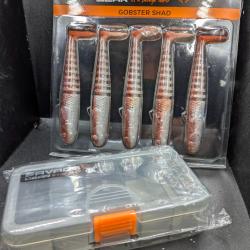 Lot 492 / lot SAVAGE GEAR, 1 BLISTER GOBTER SHAD + 1 BOITE SAVAGE GEAR 13.8X7.7X3.1 cm
